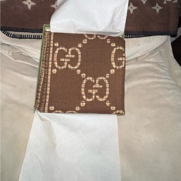 Gucci large GG reversible wool scarf. - Picture 9 of 10